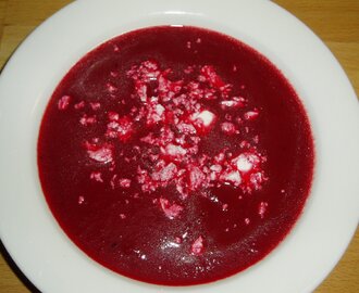 Rödbetssoppa med smulad feta