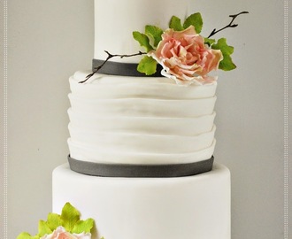 Bröllopstårta som representerar både bröllopsklänning och naturen