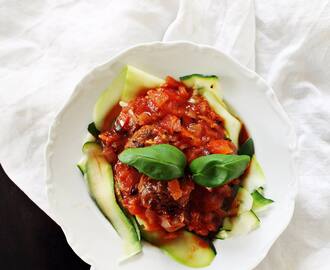 Italienska köttbullar i tomatsås med zucchini-tagliatelle