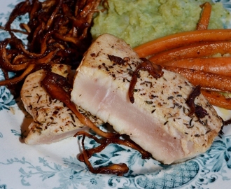 Snabbstekt tonfisk med krämigt blomkålsbroccolimos och gyllene kantareller