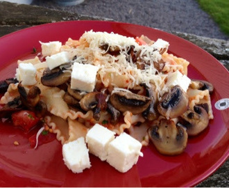 vegetarisk Pasta med färsk tomatsås