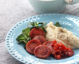 Stekt korv med potatis- och blomkålsmos och tomatsalsa