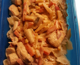 Krämig pasta med kyckling och tomat