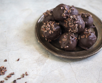 Nyttiga chokladpraliner med valnötter och kakaonibs