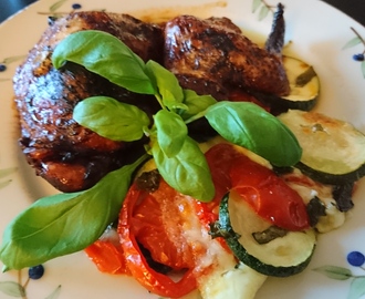 Ugnsstekt marinerad kycklingklubba+vinge och en enkel gratäng med mozzarella, tomat och zucchini.