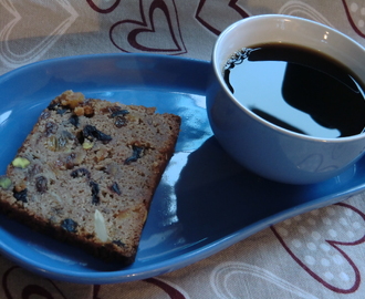 Glutenfri fruktkaka med cognacsdränkta körsbär och russin, apelsinskal, mandel och pistaschnötter. Mjölkfri vid behov.