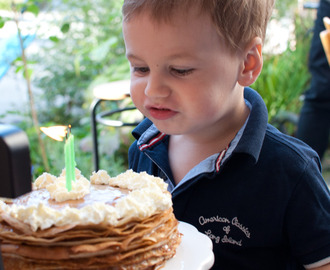 Ett ännu mer dulce födelsedagsfirande! Marcos Dulce de Leche pannkakor tårta och äppelmuffins!