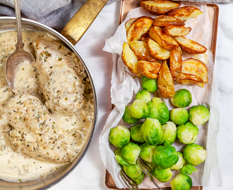 Krämig dragonkyckling med klyftpotatis och brysselkål