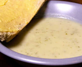 Locksoppa med potatis, lök och timjan