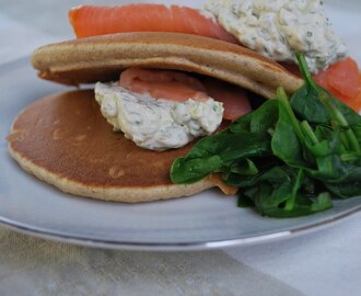 Bovetepannkakor med rökt lax, creme fraiche och örtkryddor