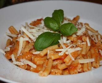 Pasta med krämig tomatsås!