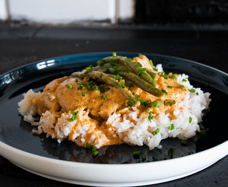 Asiatisk kycklinggryta med röd curry och kokosmjölk