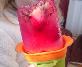 Sockerfri isglass till mellanmål med frukt och bär