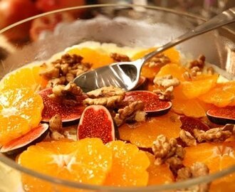 Vitchoklad- och apelsinsemi freddo med rostade valnötter