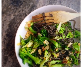 Bönpasta med vitlök, olivolja & broccoli