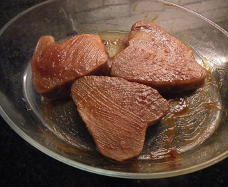 Halstrad tonfisk, fruktig sallad och romsås