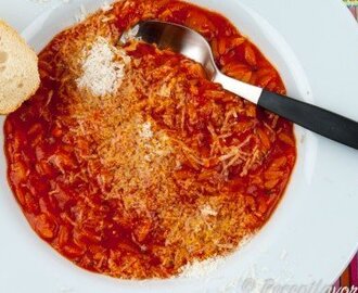 Tomatsoppa med risoni och parmesan