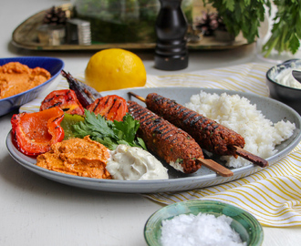 Veganska Turkiska kebabspett med muhammara och grillade grönsaker