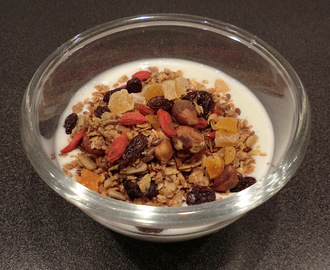 Kaneldoftande granola med frukt till frukost