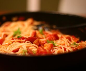 Spaghetti med salami, fänkål och tomater
