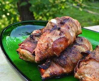 Baconlindade kycklingfiléer fyllda med salami och gorgonzola