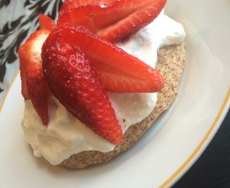 Recept: Mugcake med vaniljfrosting och jordgubbar
