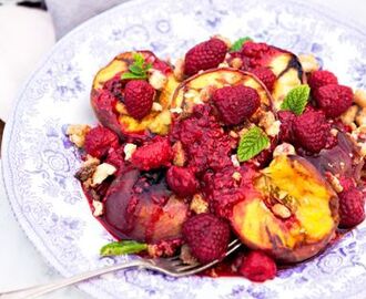 Peach melba på grillen med kardemumma-smulor och glass