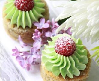 Raspberry&Pistachio Mini-Cakes.....lovely mini cake make me happy under sunshine!!