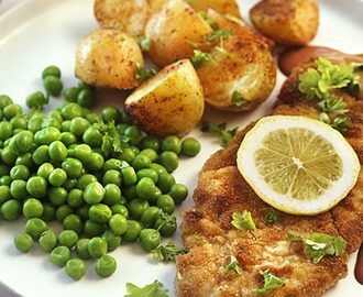 Panerad schnitzel med brunsås och ärter recept