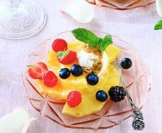 Ananascarpaccio med passionsfrukt och glass