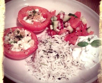 Fårostfyllda tomater med örtris, persisk gurk- & tomatsallad & myntayoghurt