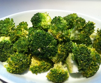 Ugnsbakad lax med grön pesto, broccoli och ris. Vår långkörare.