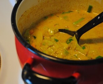 Gul curry med vattenkastanjer och nudlar