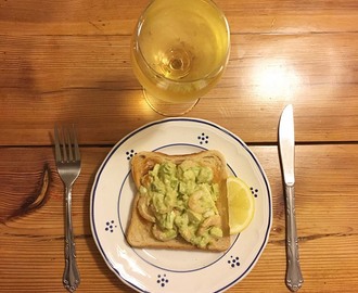 Toast på räkor, avocado och ägg