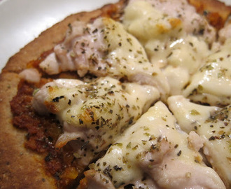 Kyckling pizza med svamp och mozzarella. Grahamsmjöl och sojamjöl bas.