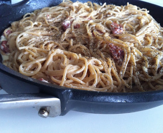 Spaghetti carbonara con salsiccia