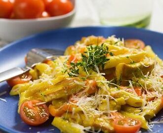 Pastasås med kyckling, äpple och curry