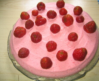 Fryst chokladtårta med jordgubbar