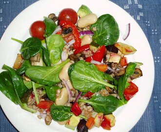 Sallad med matvete, rostade grönsaker och avokado