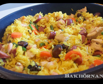 Paella med chorizo, räkor och kyckling