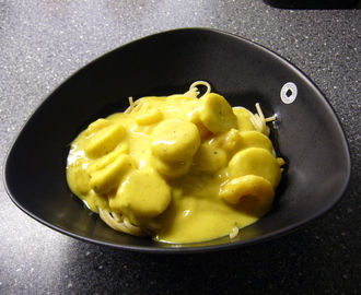Currypasta med banan och räkor