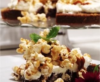 Kladdkaka med Dulce de leche, grädde och karamelliserade popcorn