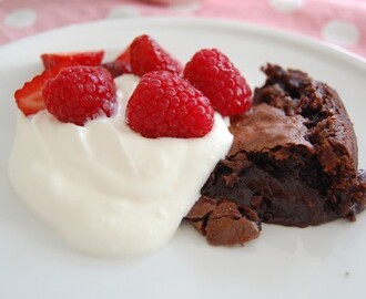 Kladdkaka med mörk krispigt kolatäcke