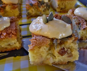 Glutenfri mandelkaka med päron och äpple bakad i långpanna och serverad med Sabayonkräm