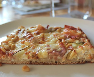 Världens sämsta bild och världens godaste pizza med chèvre, serrano och päron