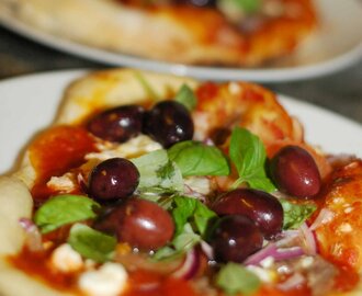 Vedugnsbakad pizza: med sardeller, fårost, Kalamataoliver, rödlök och basilika