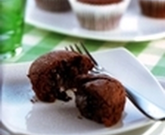Varma chokladmuffins med inbyggd chokladsås