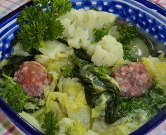 Mustig höstsoppa med kål, salsiccia och surkål