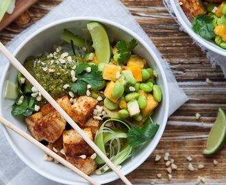 Asiatisk noodle bowl med krispig tofu