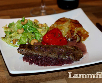 Lammfilé med potatiskaka, rödlökssås och savoykål